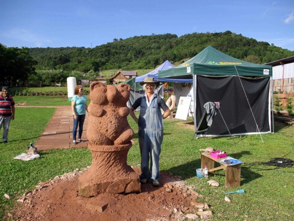 Die Künstlerin Gudrun Schuste rin Brasilien vor Ihrer Sandsteinskulptur "Gummibärchen"