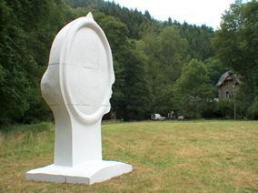 4m hohe Skulptur, einen halben Kopf zeigend, weiß